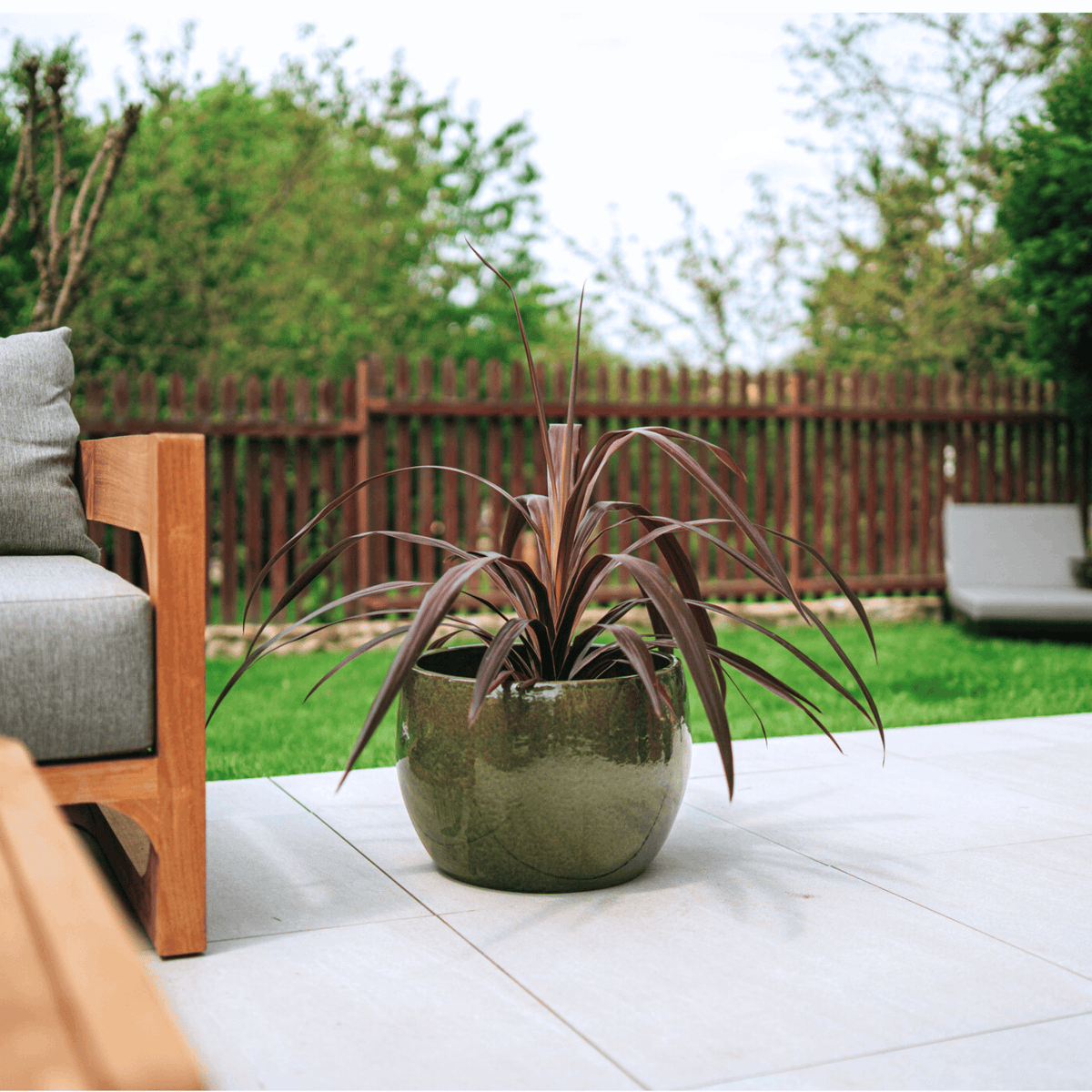 Pot ROMULUS rond 42x30 cm vert tropical en terre cuite émaillée, sur terrasse avec plante