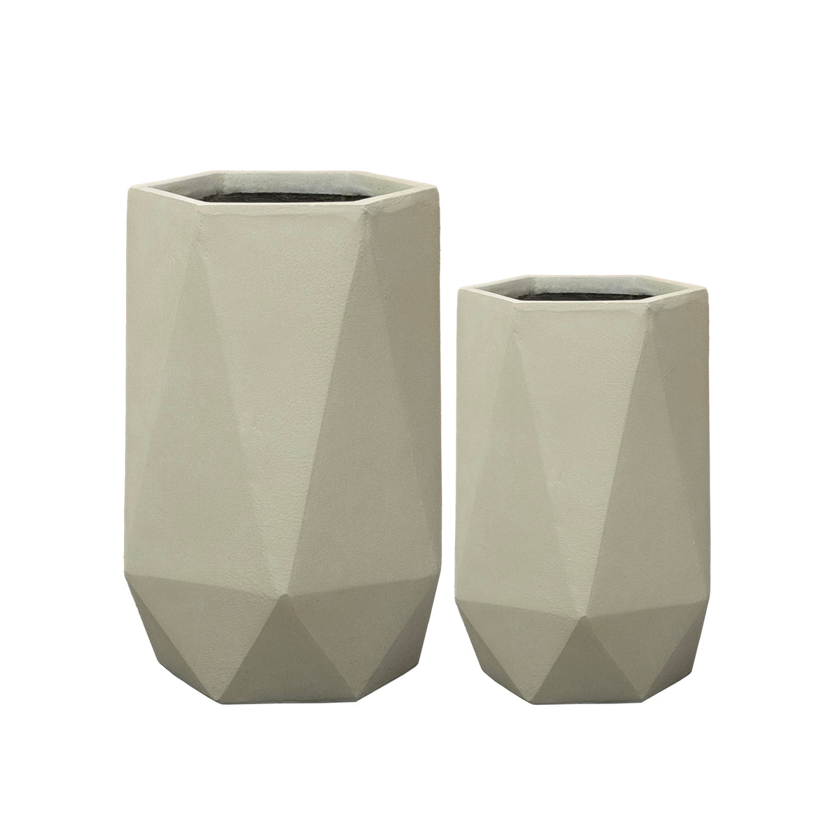 Cache-pot pré percé Prisme beige en béton fibré, présenté avec un modèle plus petit
