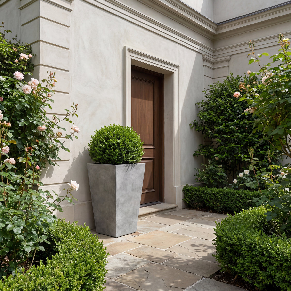 Portavaso preforato Aeris rettangolare Grigio chiaro in calcestruzzo fibrorinforzato, in un giardino vicino a rose