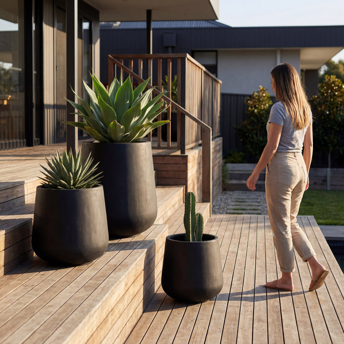 Portavaso preforato Silex Nero opaco in calcestruzzo fibrorinforzato, tre vasi piantumati su terrazza
