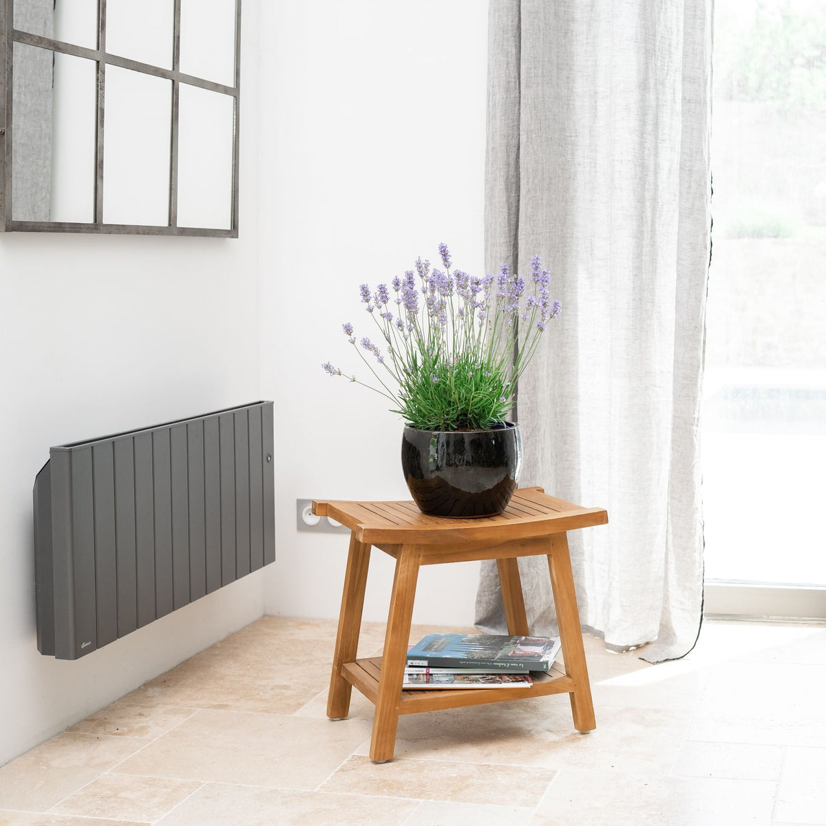 Pot Romulus rond 21x15 cm noir en terre cuite émaillée, avec lavande sur tabouret intérieur