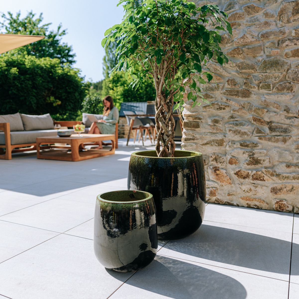 Pot Socrate rond 32x33 cm noir et vert en terre cuite émaillée, avec deux pots sur terrasse