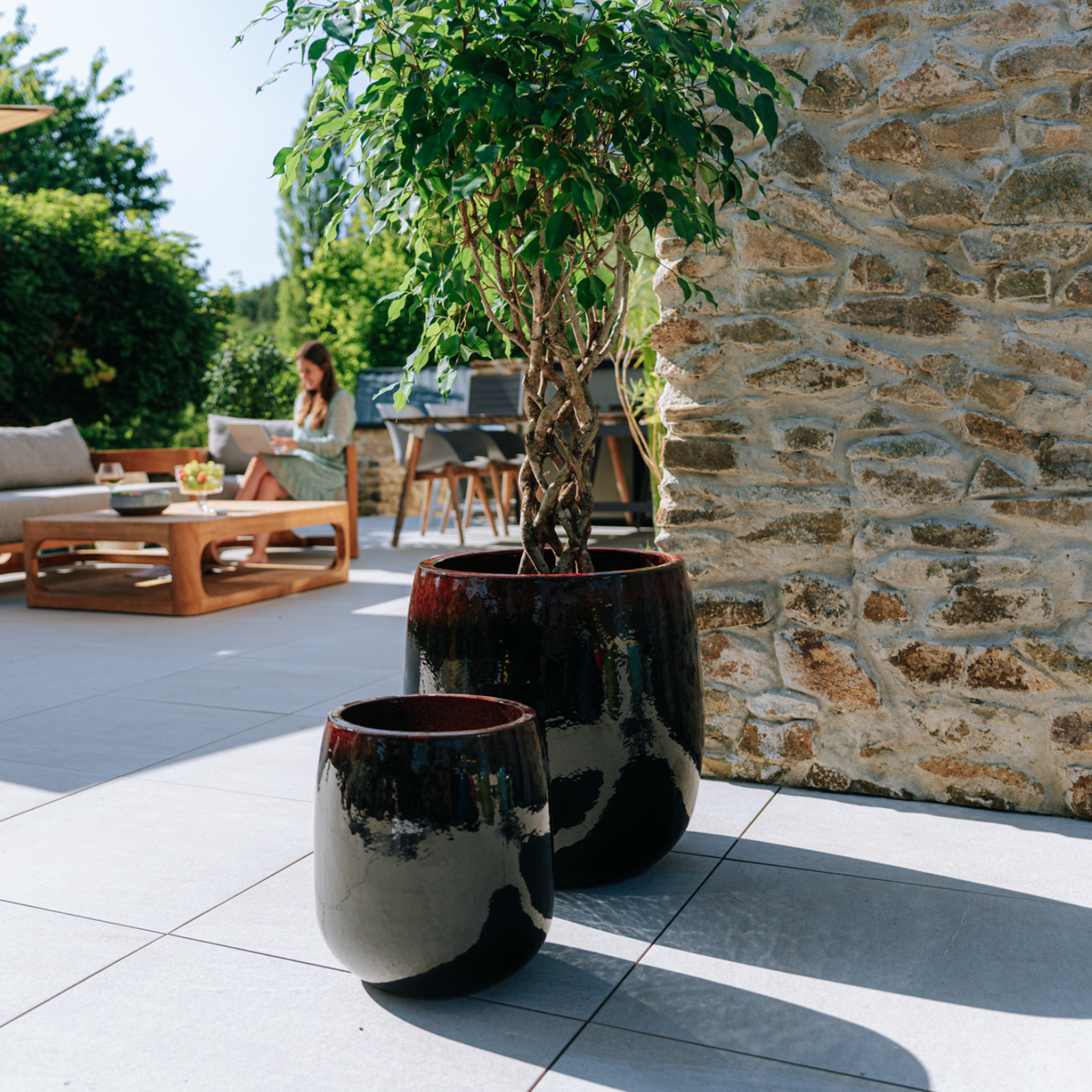 Pot Socrate rond 32x33 cm noir et rouge en terre cuite émaillée, avec deux pots sur terrasse