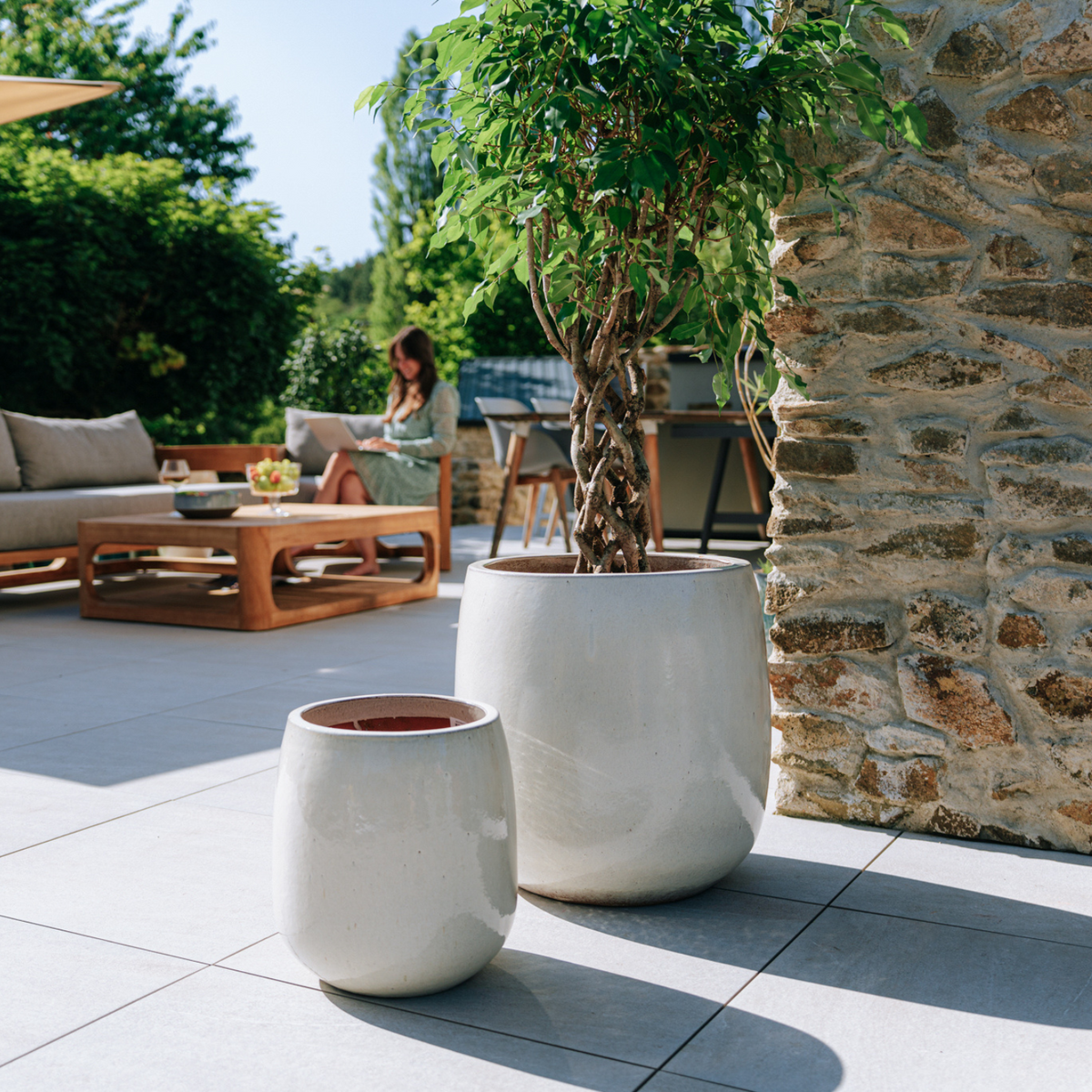 Pot Socrate rond 32x33 cm crème en terre cuite émaillée, avec deux pots sur terrasse