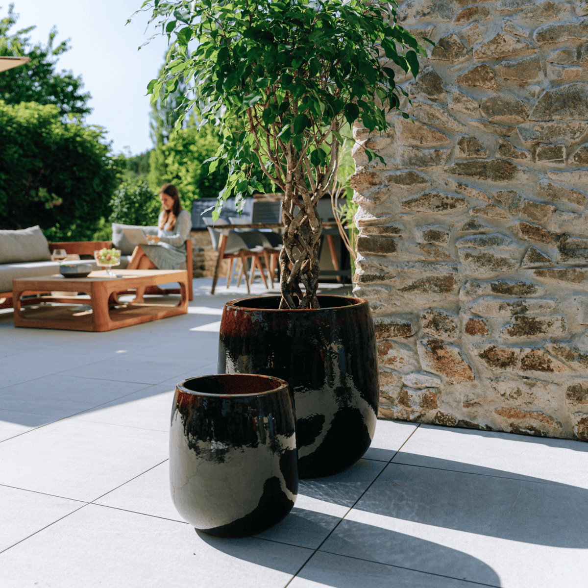 Pot Socrate rond 40x49 cm noir et rouge en terre cuite émaillée, deux pots sur terrasse