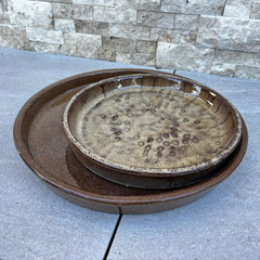 Handgemaakte schotel 16cm in gezandstraald brons van geglazuurd terracotta
