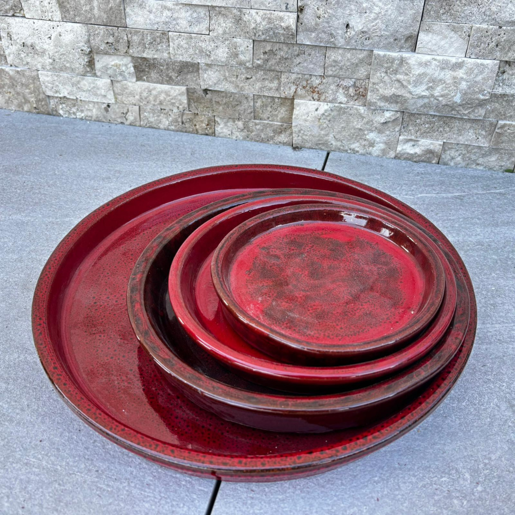 Soucoupe 16cm rouge impérial faite à la main en terre cuite émaillée Provencelia