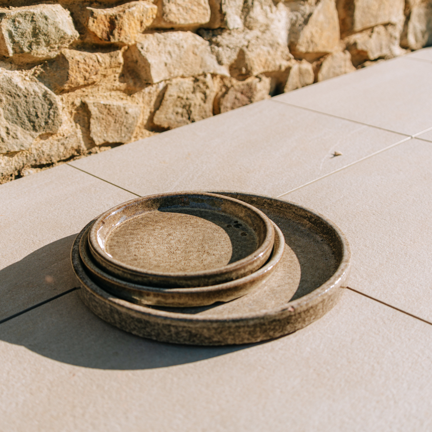 Soucoupe 21cm tigre blanc faite à la main en terre cuite émaillée Provencelia