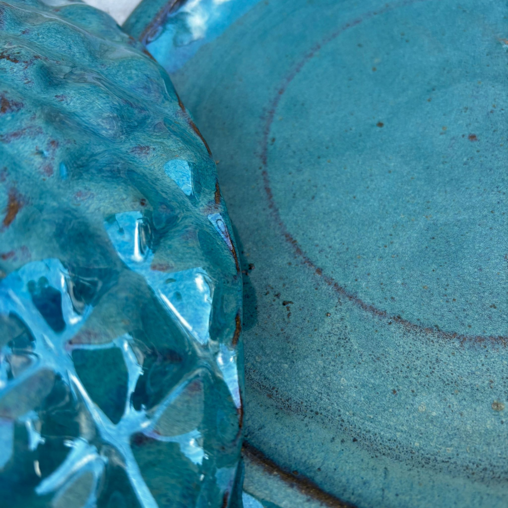 Soucoupe 28cm bleu pétrole faite à la main en terre cuite émaillée Provencelia