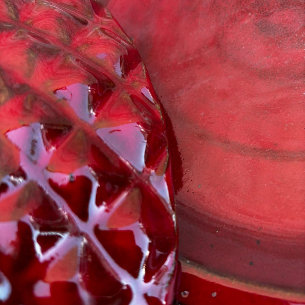 Soucoupe 28cm rouge impérial faite à la main en terre cuite émaillée Provencelia