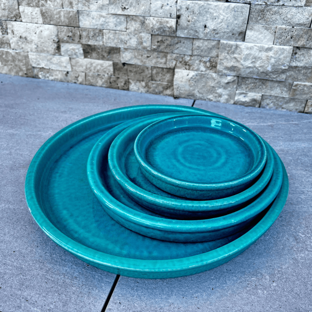 Soucoupe 34cm turquoise faite à la main en terre cuite émaillée Provencelia