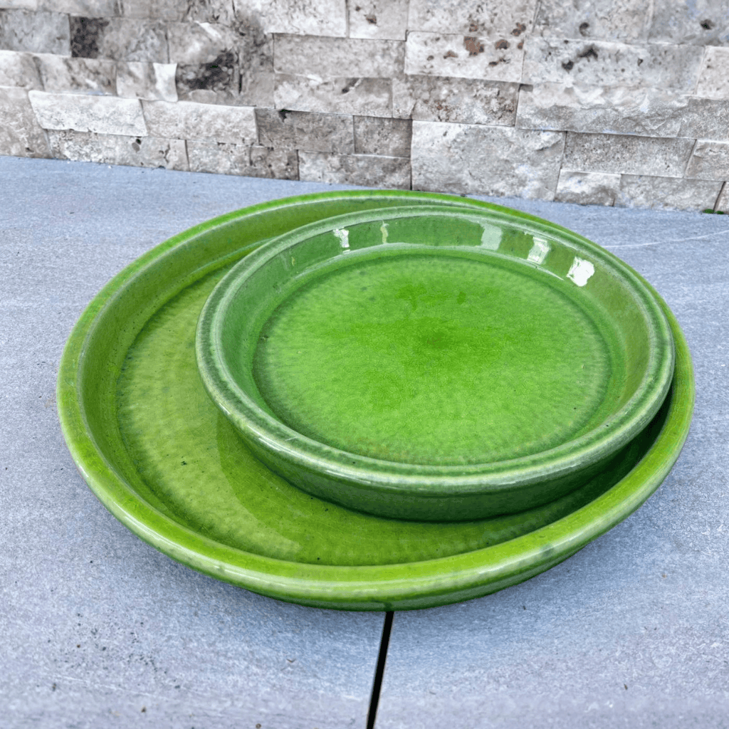 Soucoupe 34cm vert pomme faite à la main en terre cuite émaillée Provencelia