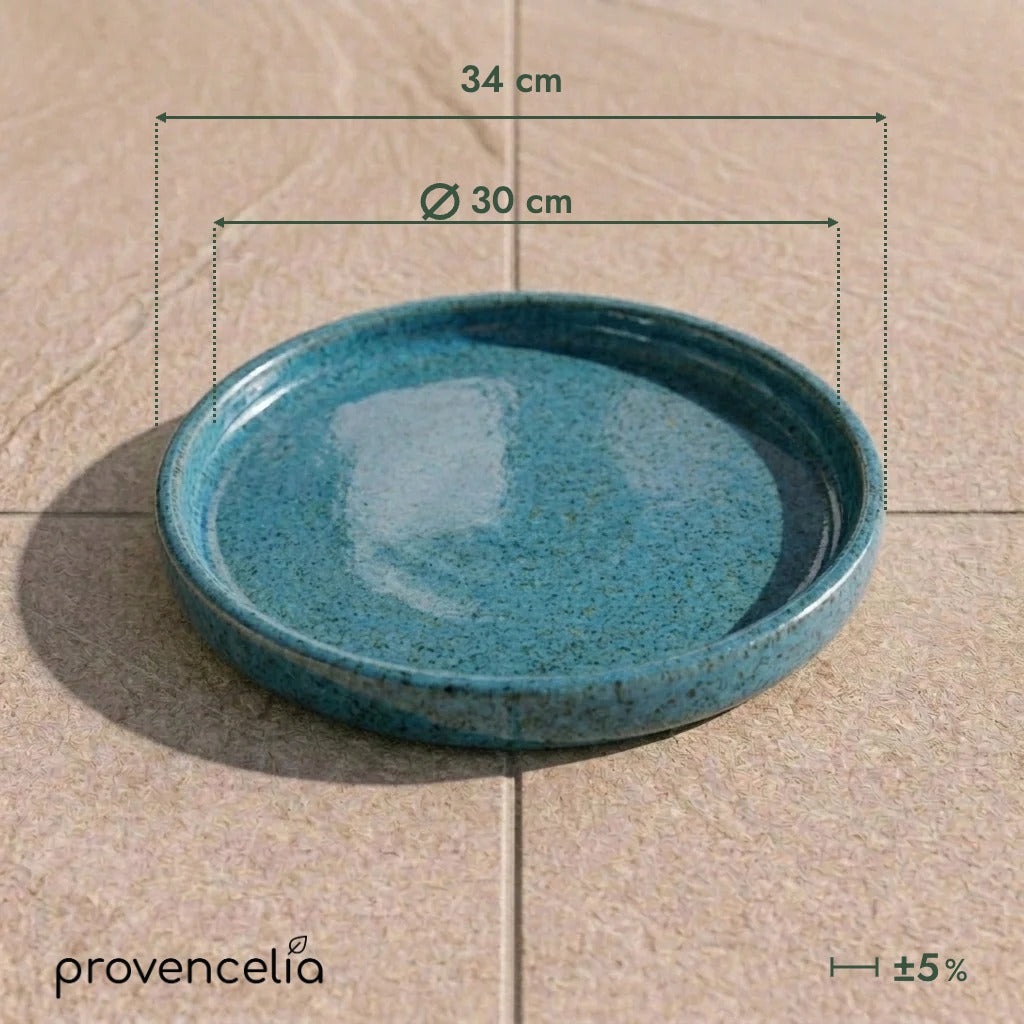 Soucoupe 30 cm bleu acier, vue de dessus sur sol carrelé