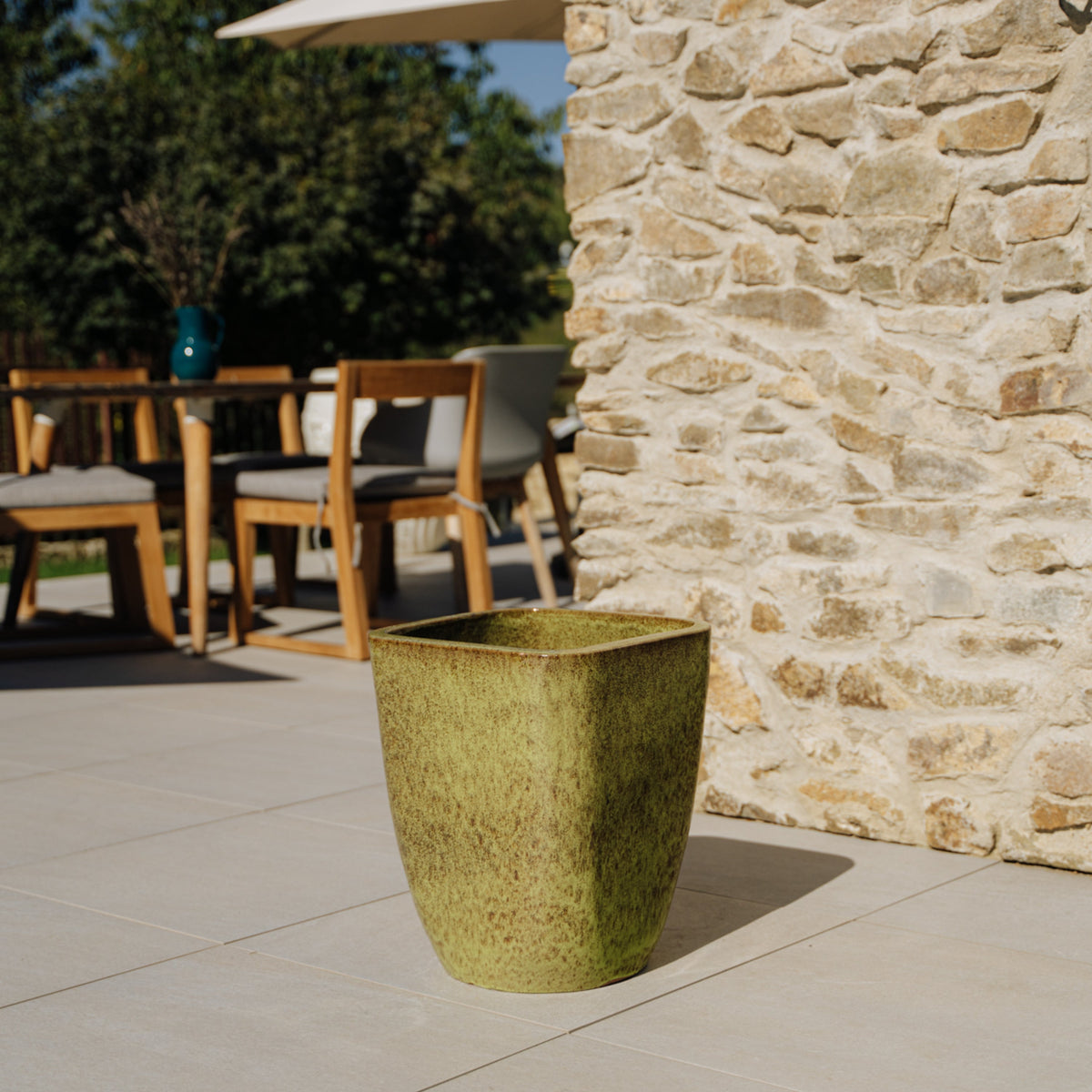 Macetero Vauban rectangular 34x43 cm verde lago de cerámica esmaltada, en una terraza junto a un muro