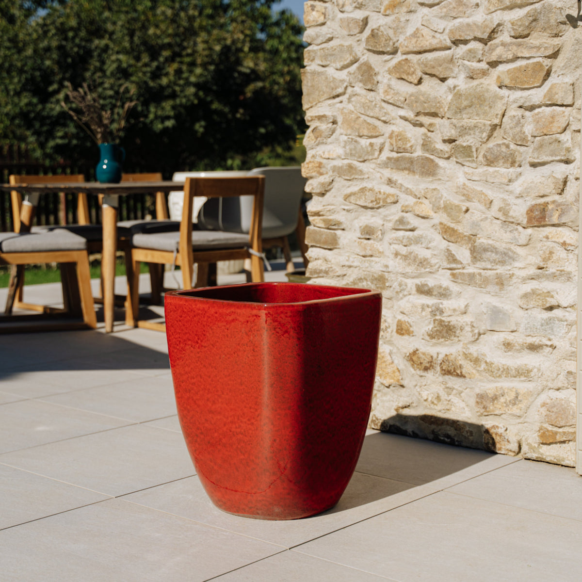 Pot Vauban rectangle 34x43 cm rouge tropical en terre cuite émaillée, vide sur terrasse