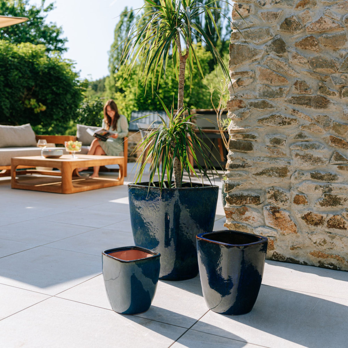 Pot Vauban rectangle bleu outremer en terre cuite émaillée, pots sur une terrasse
