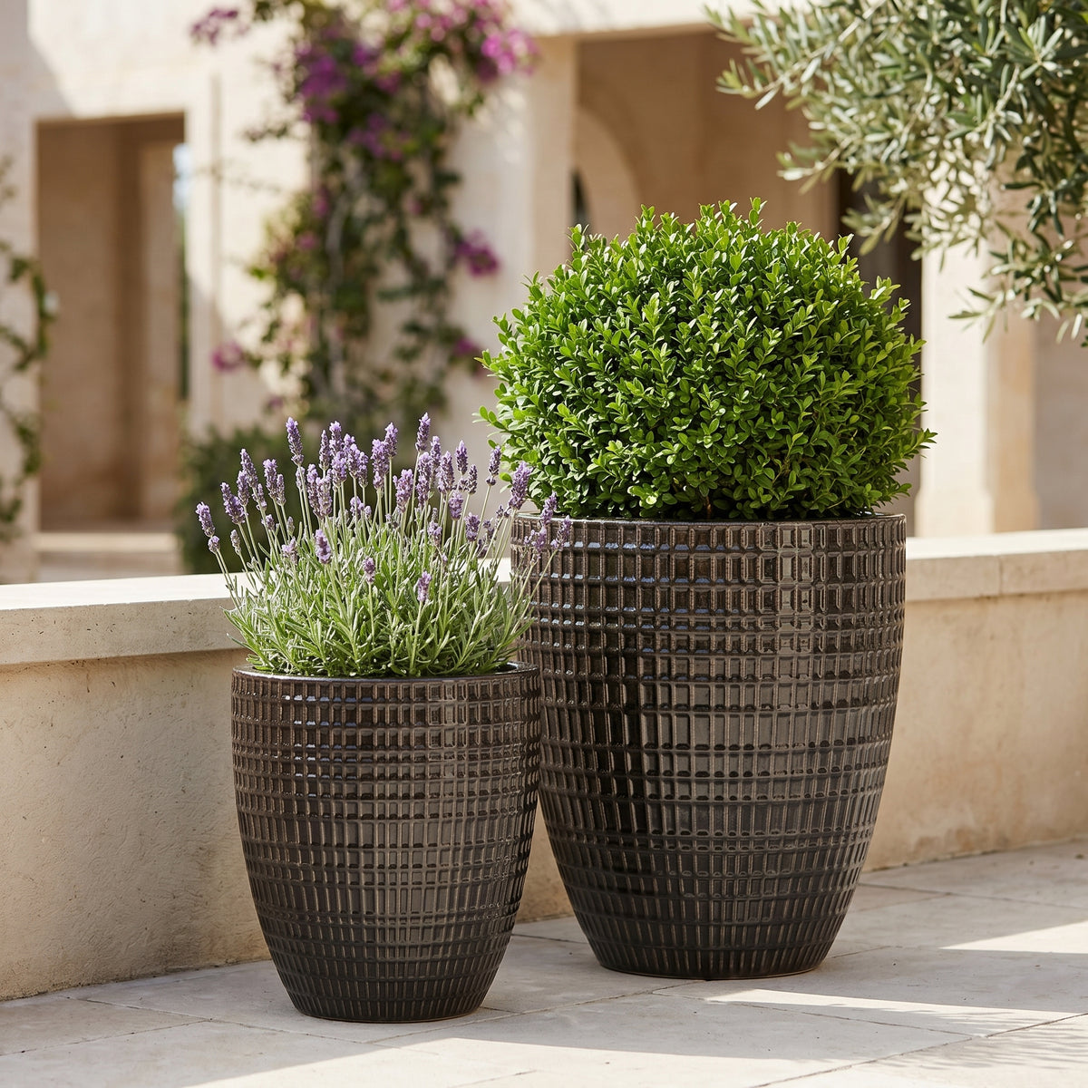 Vaso decorativo Verne Nero in ceramica smaltata, lavanda e bosso su terrazza