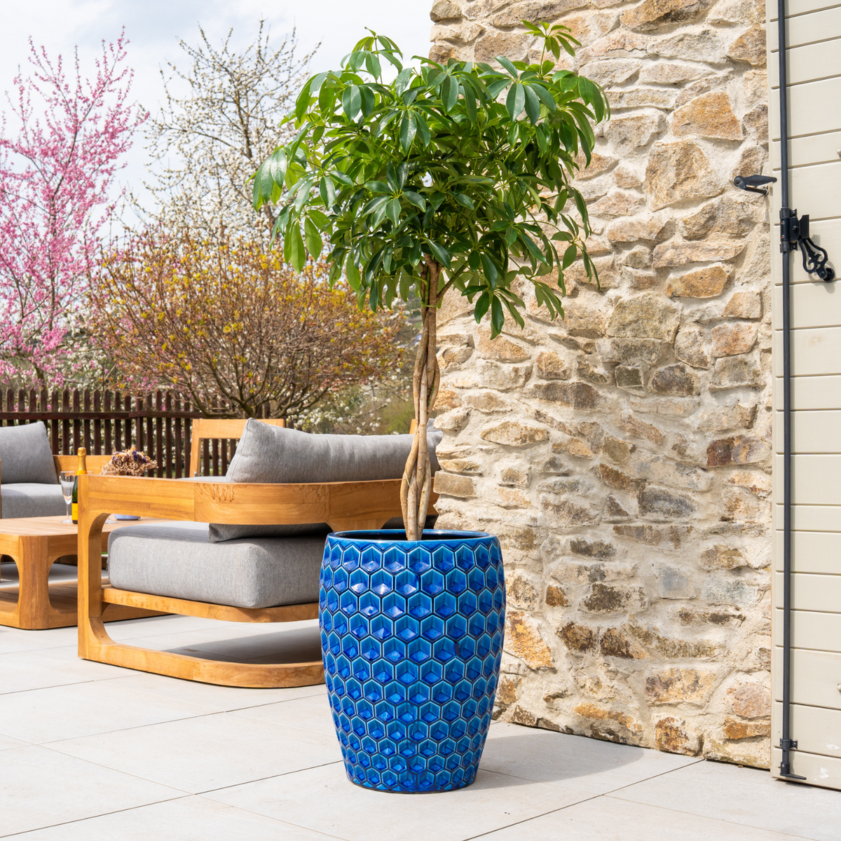 Pot Versailles décoratif 38x54 cm bleu en terre cuite émaillée, avec un arbre en terrasse