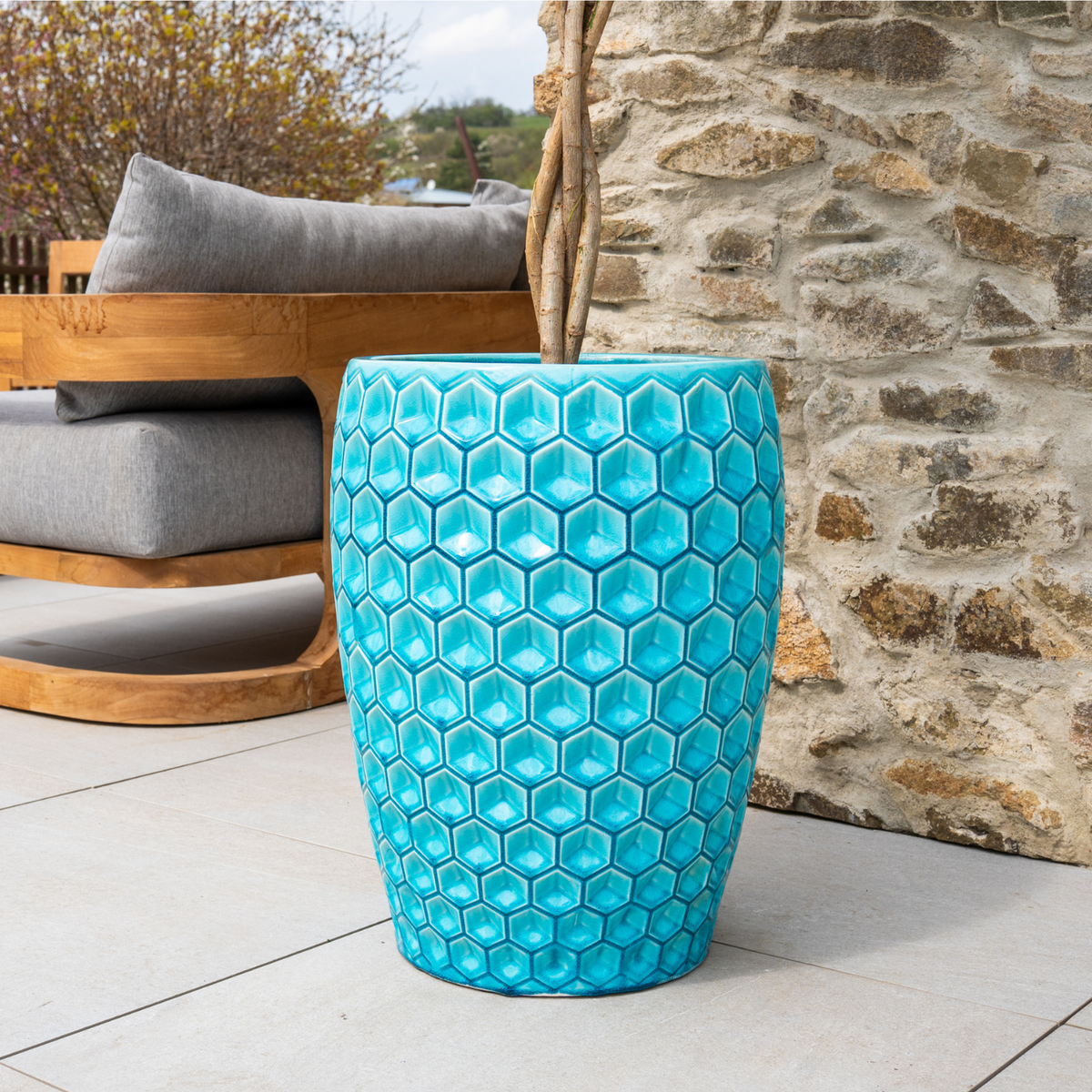 Vaso Versailles decorativo 38x54 cm turchese in ceramica smaltata, dettaglio del rilievo sulla terrazza