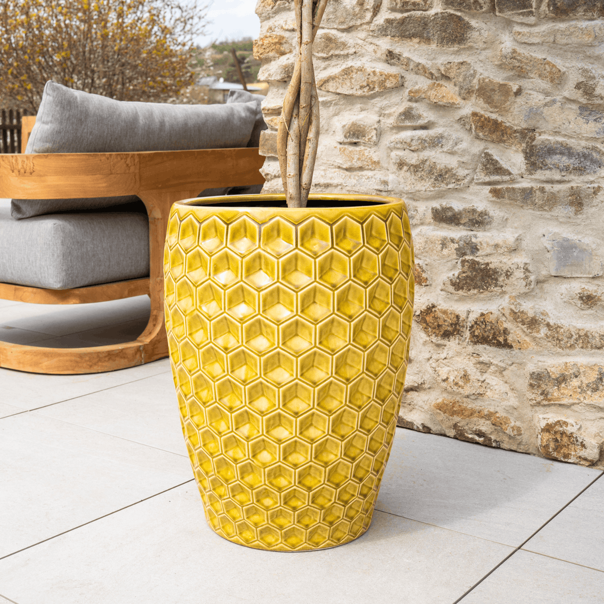 Pot Versailles décoratif 38x54 cm heliodore en terre cuite émaillée, détail près d'un fauteuil