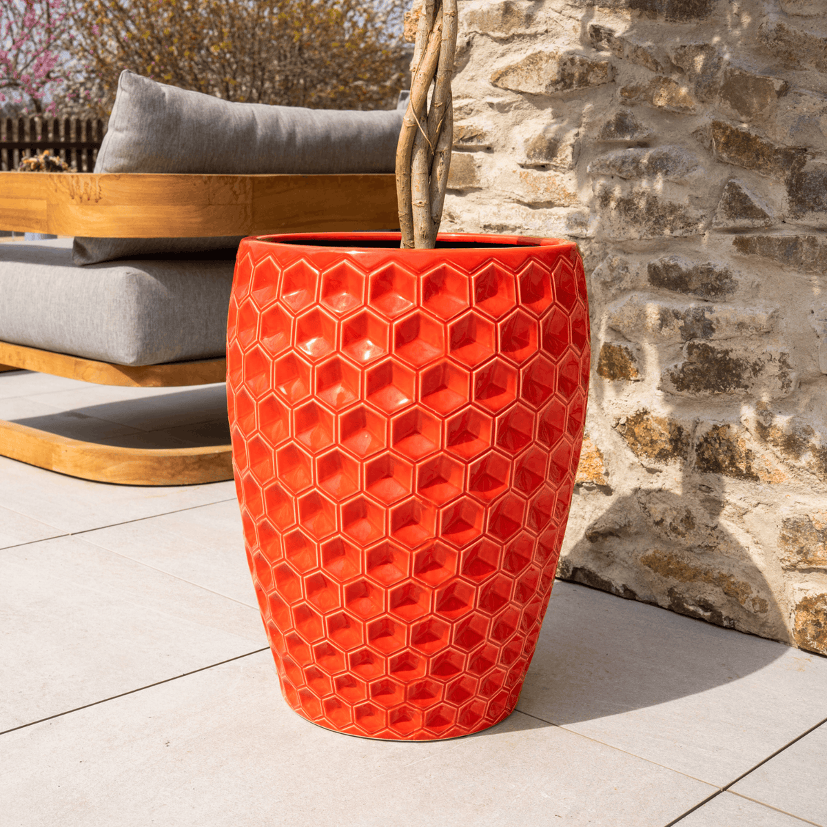 Decoratieve plantenbak Versailles 38x54 cm rood van geglazuurd keramiek, close-up met stam