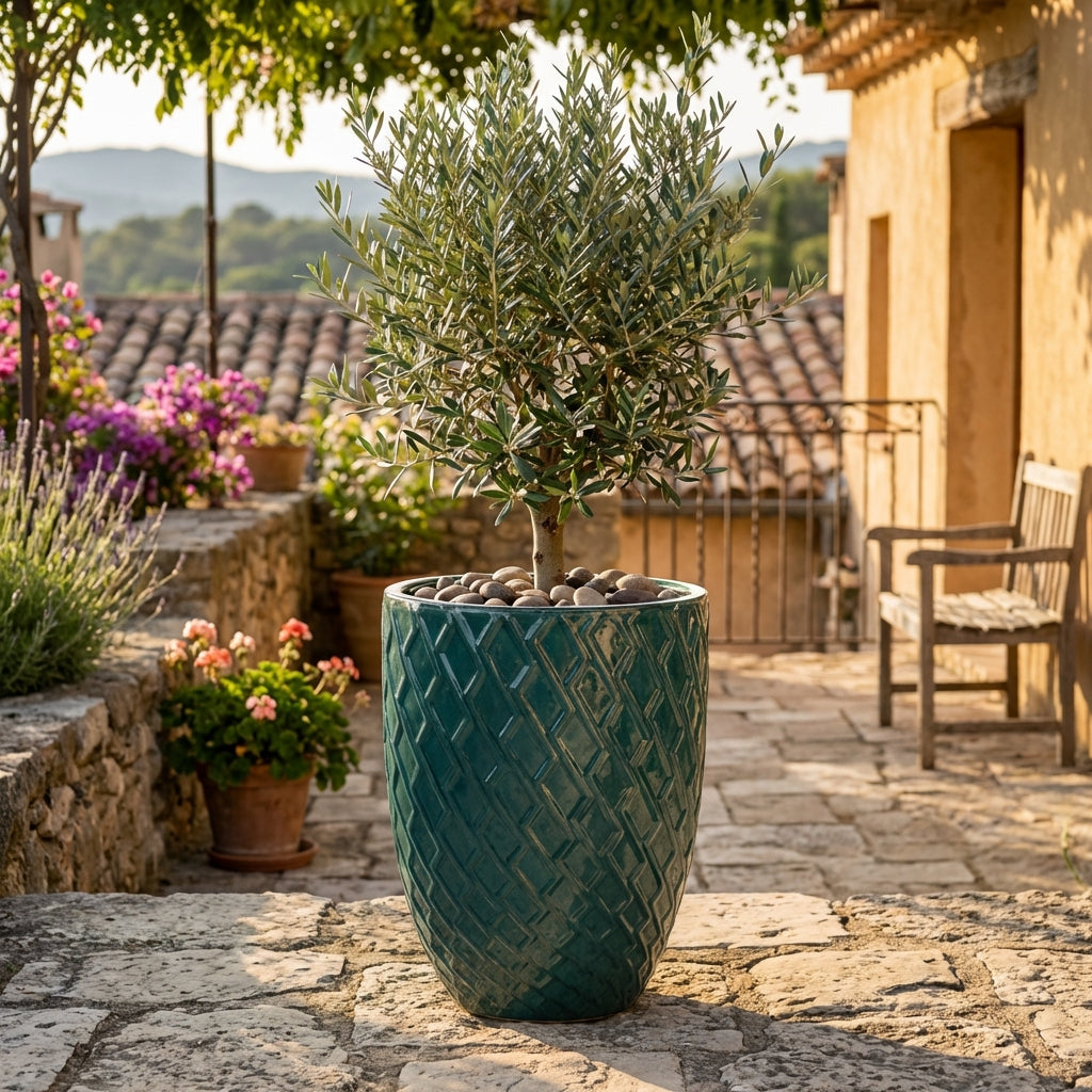 Pot ZEUS décoratif bleu pétrole en terre cuite émaillée, avec olivier sur terrasse en pierre